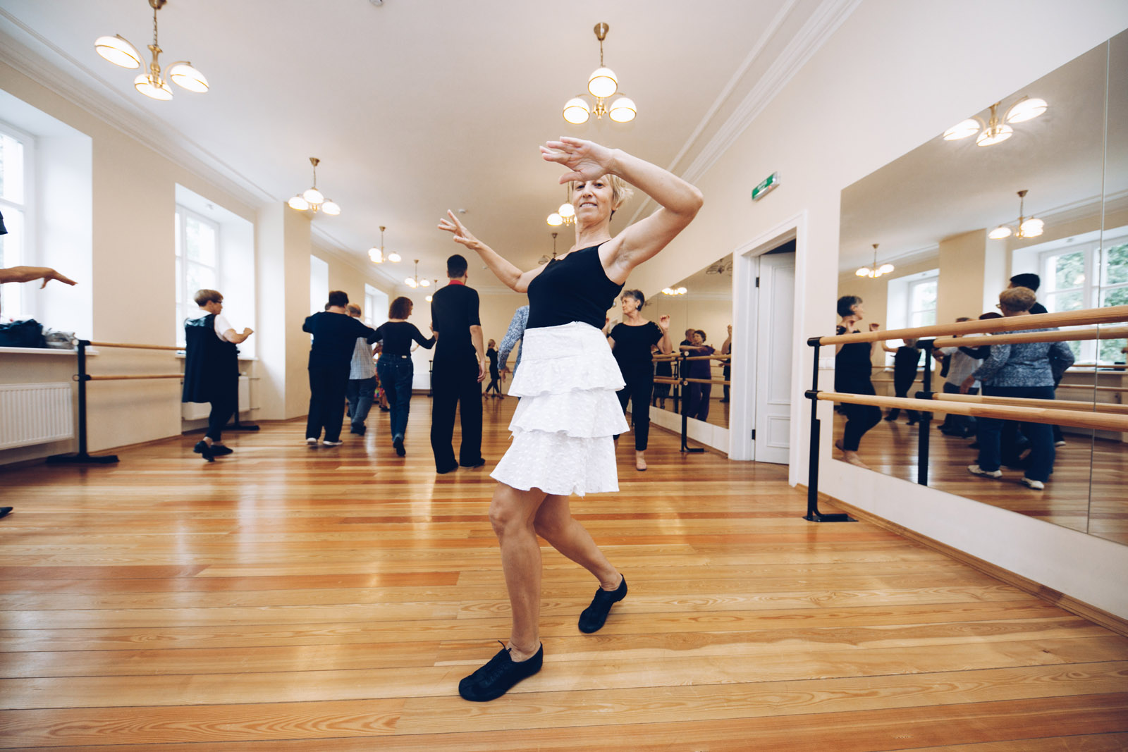 В рамках программы «Московское долголетие» москвичи старшего возраста учатся петь и танцевать на ВДНХ