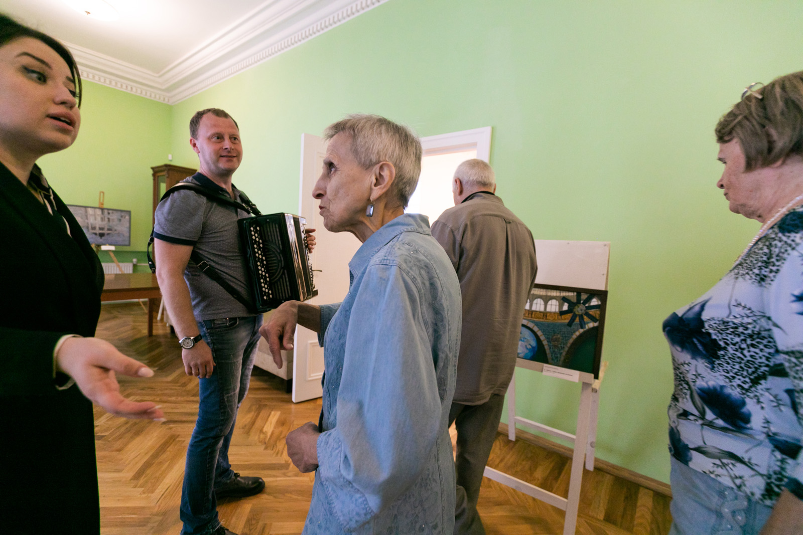 В рамках программы «Московское долголетие» москвичи старшего возраста учатся петь и танцевать на ВДНХ